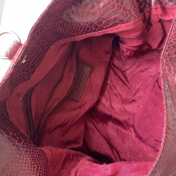 SR squared by Sondra Roberts nice hobo style handbag red snake skin look 19”x15” - Picture 4 of 6